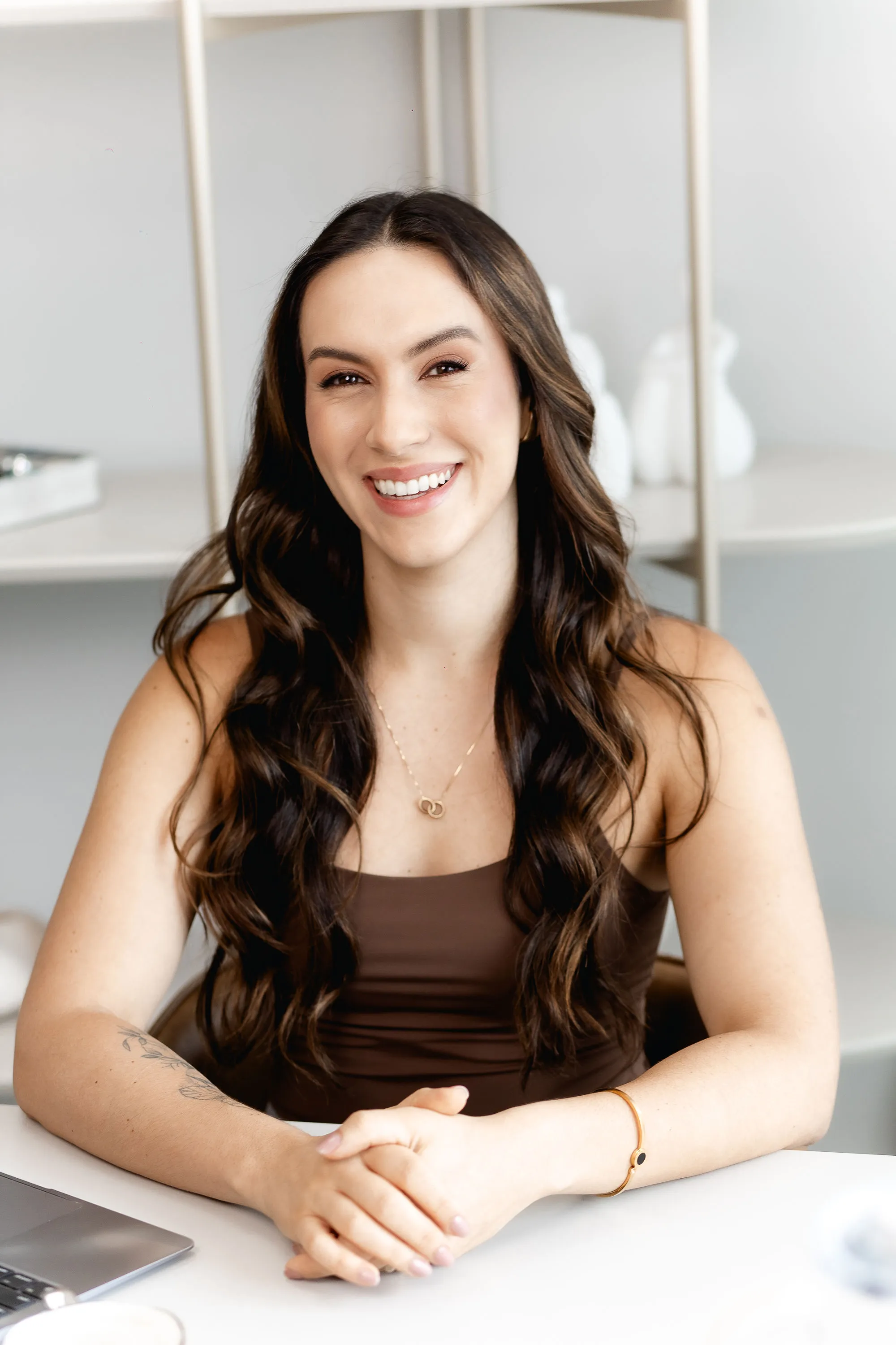 Jennifer Moneda sorrindo